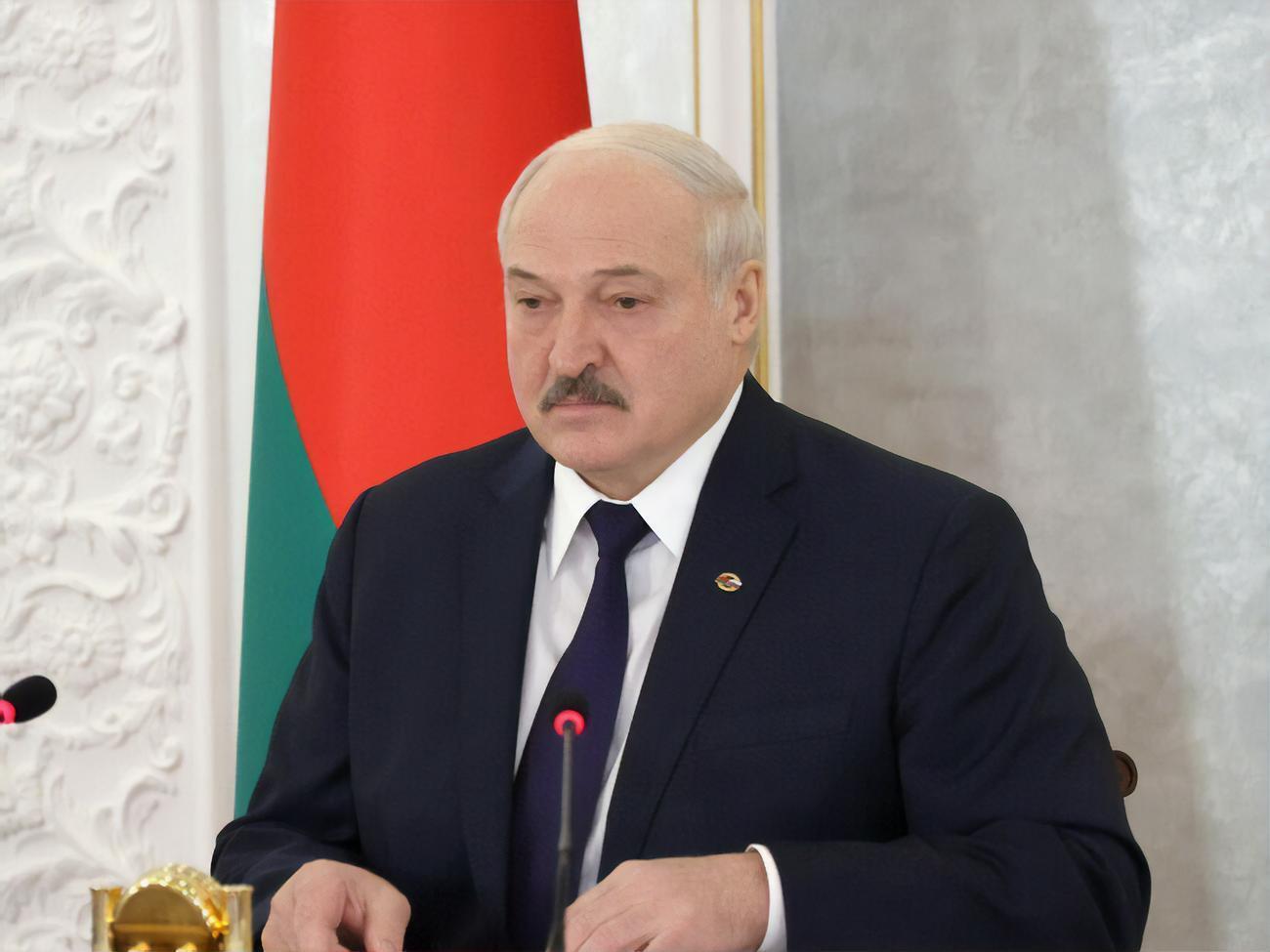 Лукашенко: Владимир Владимирович мне все обещал-обещал, что с собой возьмет в Крым, покажет новинки, что там нового сделано. Но вот сегодня один уехал