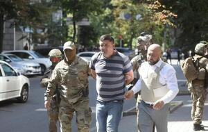 Суд сменил Прохничу (по центру) меру пресечения