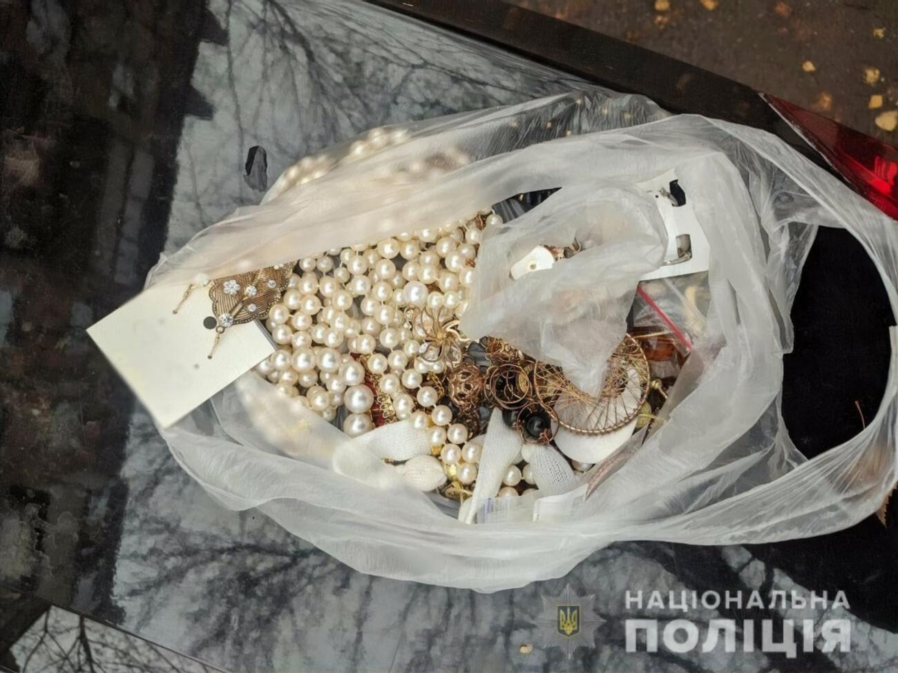 Девочка собрала ценности и выбросила их из окна, там их подобрала мошенница