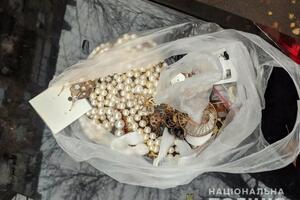 Девочка собрала ценности и выбросила их из окна, там их подобрала мошенница