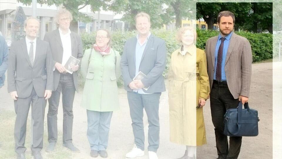 Здание посольства, возле которого нашли Жало, имеет четыре этажа, так что версия о суициде выглядит неправдоподобной, отмечают журналисты