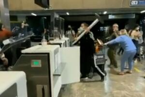 В аэропорту города Гуарульюс мужчина требовал поселить его жену с ребенком в отеле