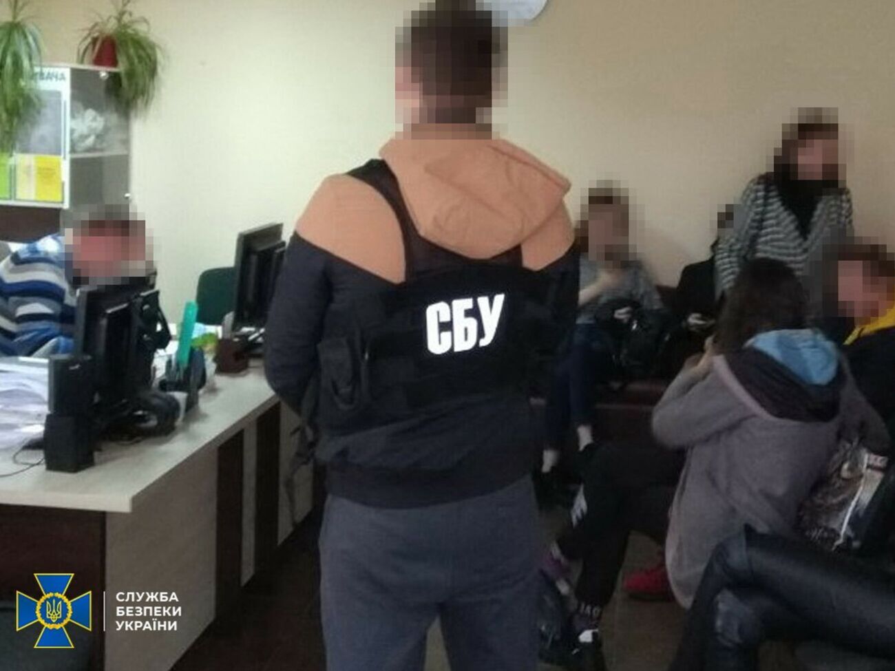 По данным следствия, в кол-центрах в две смены работали до 200 операторов