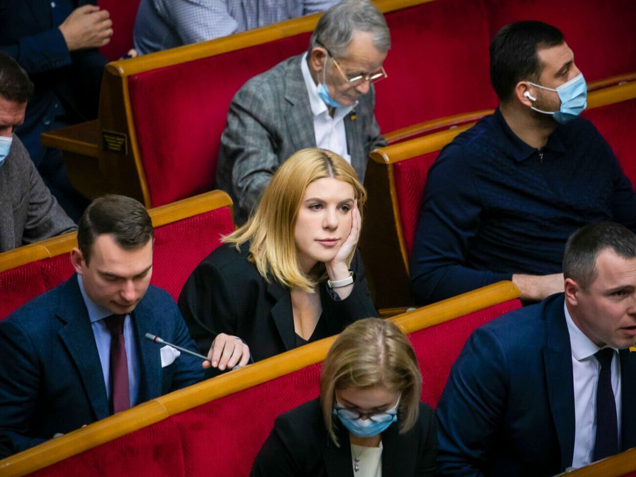 За словами Кіри Рудик (на фото вона у центрі), неофіційно їй пояснили відмову у відрядженні словами: "Опозиція більше не літає"