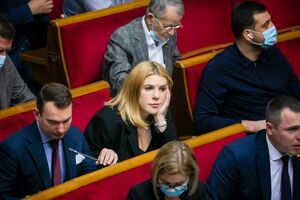 За словами Кіри Рудик (на фото вона у центрі), неофіційно їй пояснили відмову у відрядженні словами: "Опозиція більше не літає"