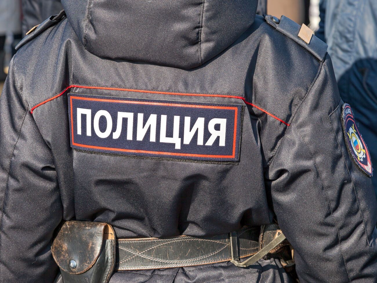 По данным СМИ, прикованную наручниками женщину полицейский допрашивал полчаса