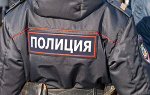По данным СМИ, прикованную наручниками женщину полицейский допрашивал полчаса