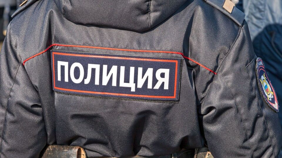 По данным СМИ, прикованную наручниками женщину полицейский допрашивал полчаса