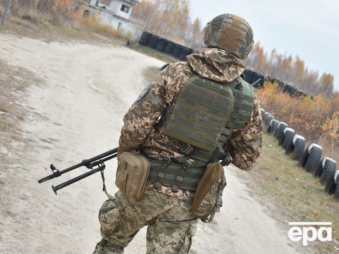 Раненого украинского военного доставили в госпиталь