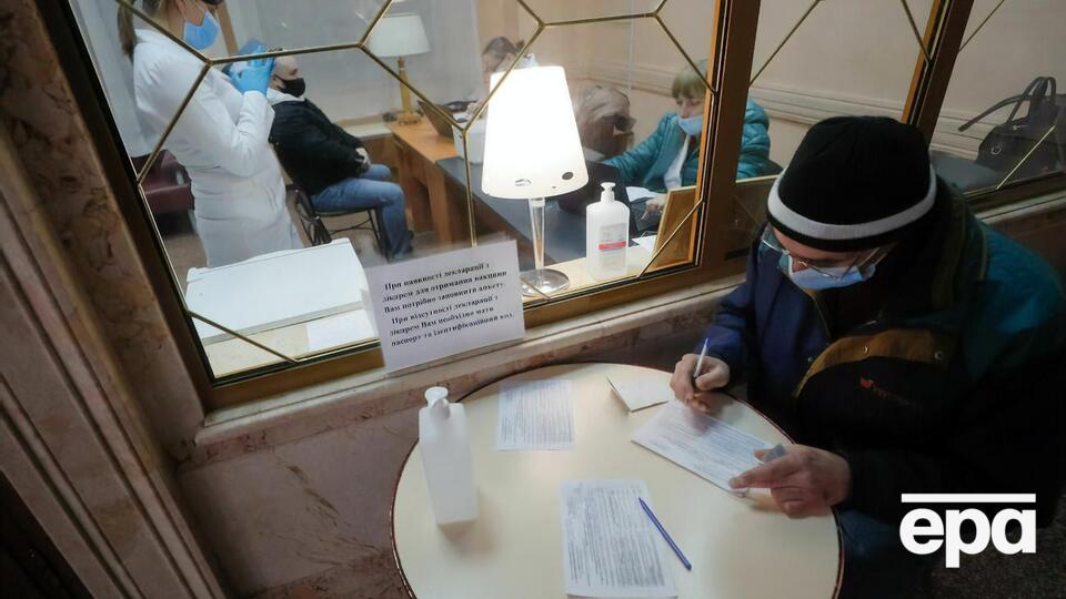 Ввели дві дози вакцини проти коронавірусу у країні приблизно 7,9 млн осіб