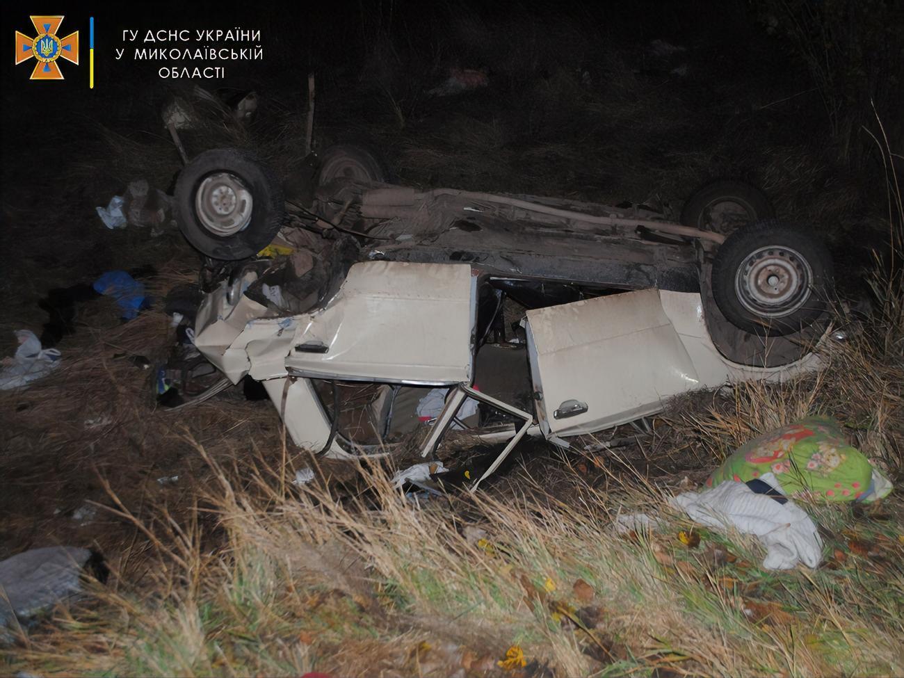 В результате столкновения ВАЗ опрокинулся и слетел в кювет