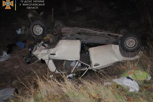 Унаслідок зіткнення ВАЗ перевернувся і вилетів у кювет