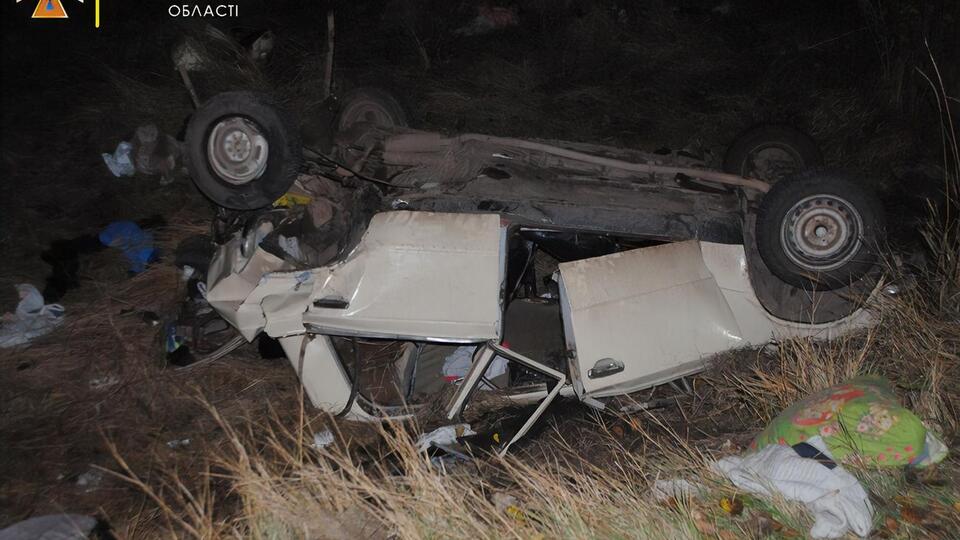 В результате столкновения ВАЗ опрокинулся и слетел в кювет