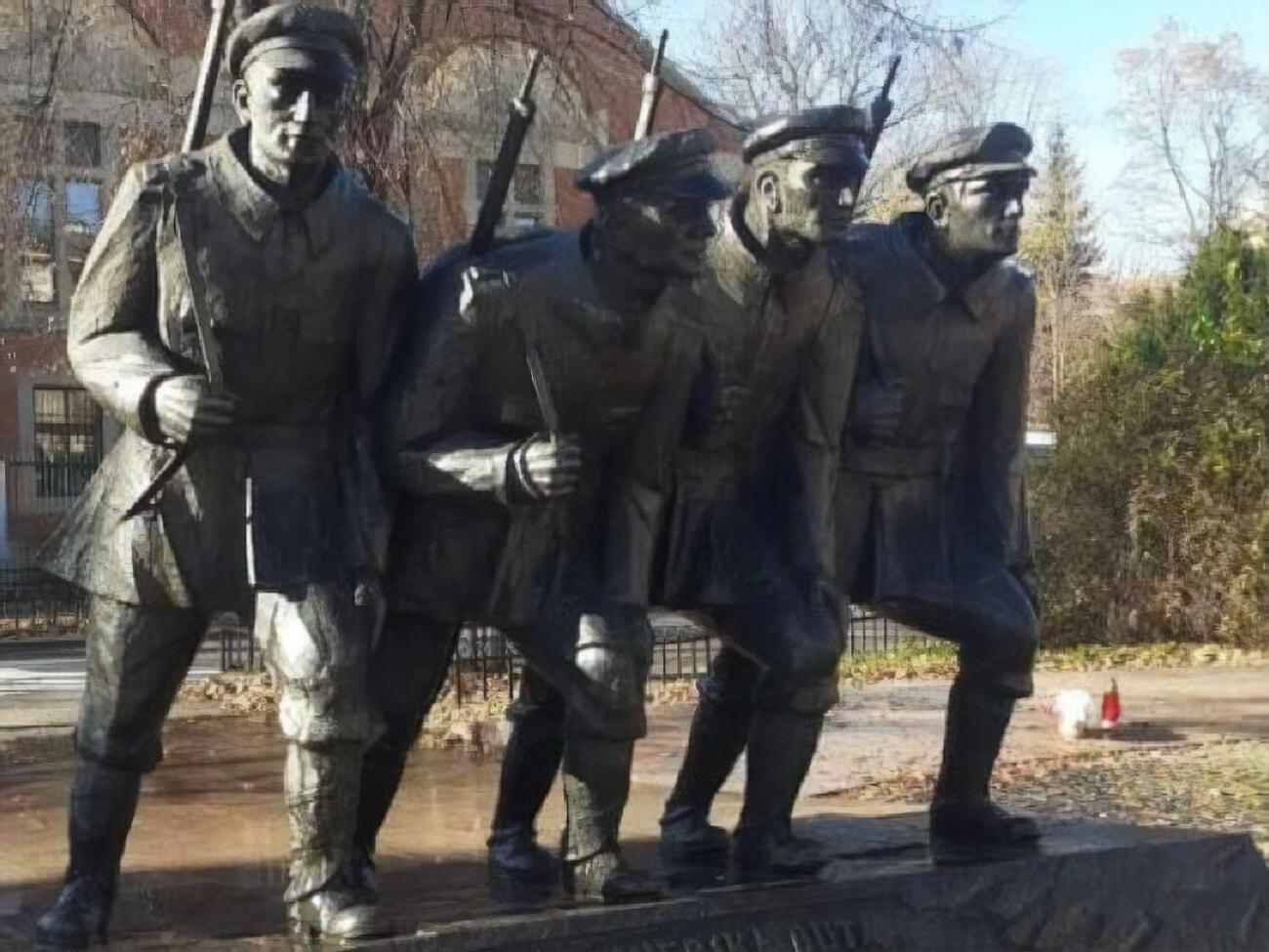 Монумент уже очистили от краски