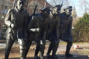 Монумент уже очистили от краски