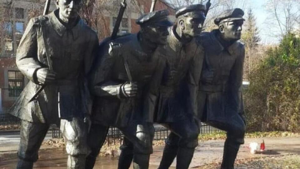 Монумент уже очистили від фарби