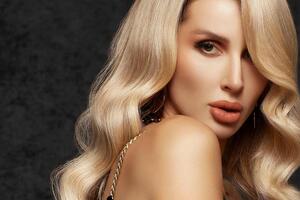 "Вона мені як матуся", – заявила Лобода про свою фанатку, яка тепер працює адміністраторкою співачки