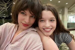 Милла Йовович вместе с дочерью Эвой Габо посетила благотворительный гала-ужин amfAR