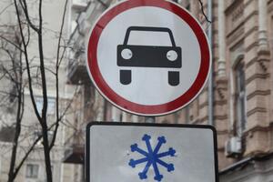 На 55 улицах города установили дорожные знаки "Движение механических транспортных средств запрещено" с табличками "Гололедица"