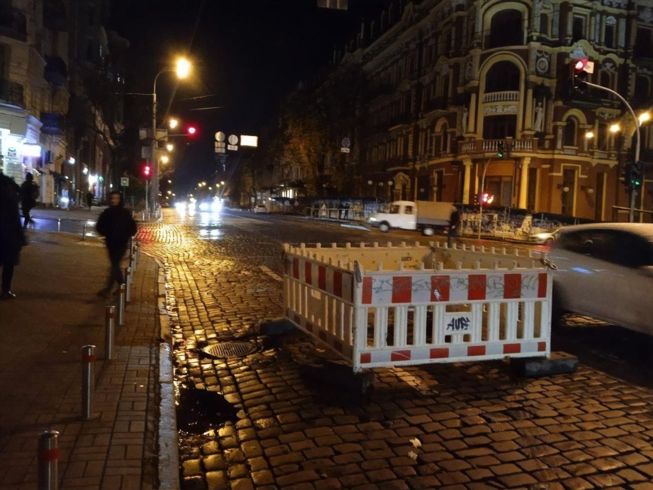 Дорожнє покриття провалилося у районі будинку 43 на вулиці Володимирській