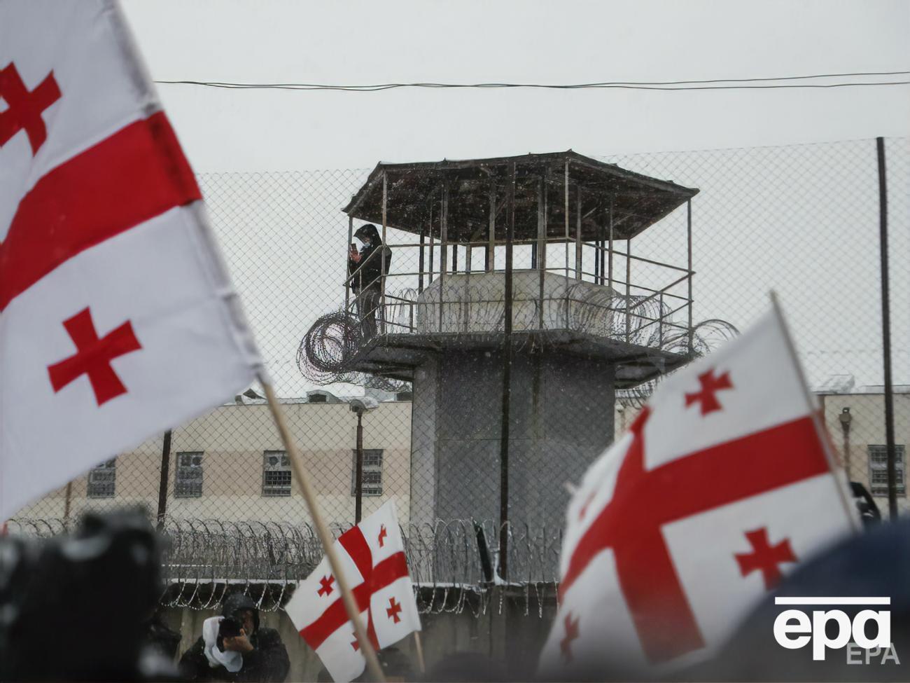 Після масштабного протесту частина демонстрантів залишилася продовжувати акцію під в'язницею