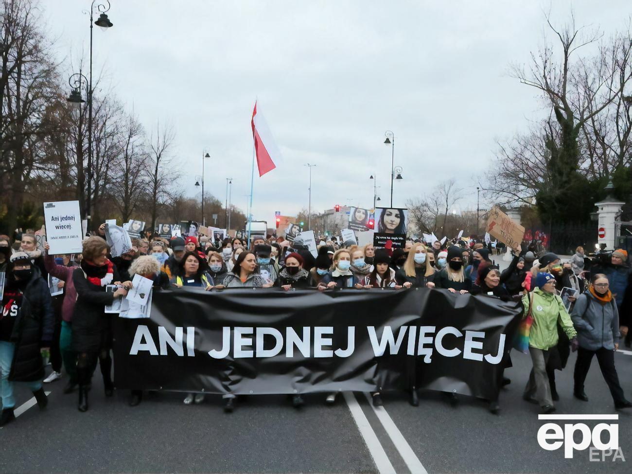 "Більше жодної". У Польщі після смерті вагітної, якій лікарі відмовилися робити аборт, відбулися масові протести. Фоторепортаж