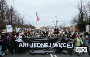 "Більше жодної". У Польщі після смерті вагітної, якій лікарі відмовилися робити аборт, відбулися масові протести. Фоторепортаж