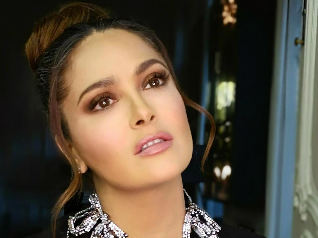 Хайек выбрала откровенный вечерний наряд