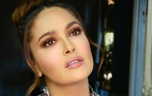 Хайек выбрала откровенный вечерний наряд