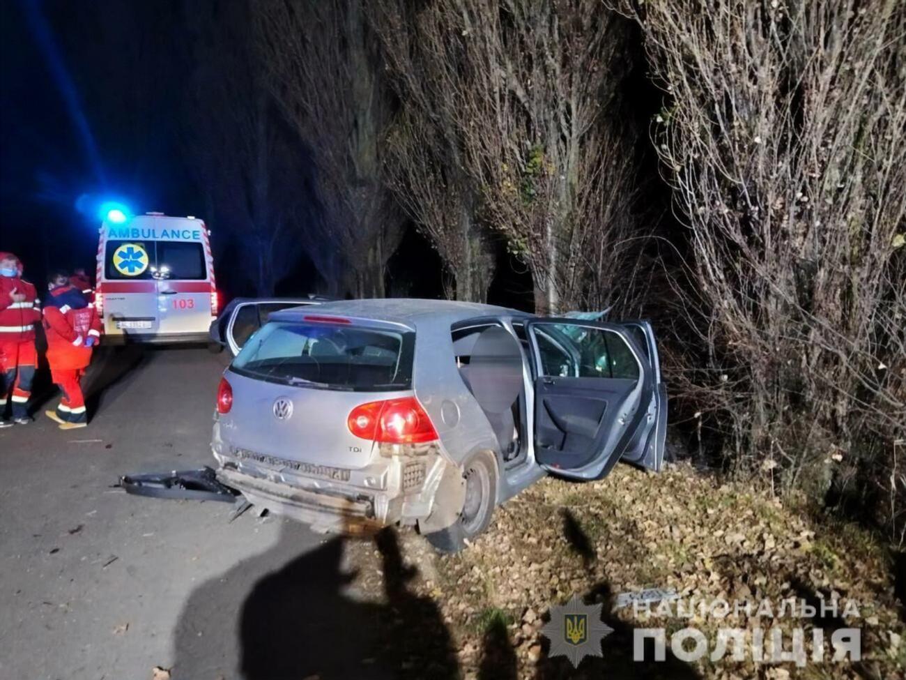 Водитель не справился с управлением и столкнулся с деревом, сообщили в полиции