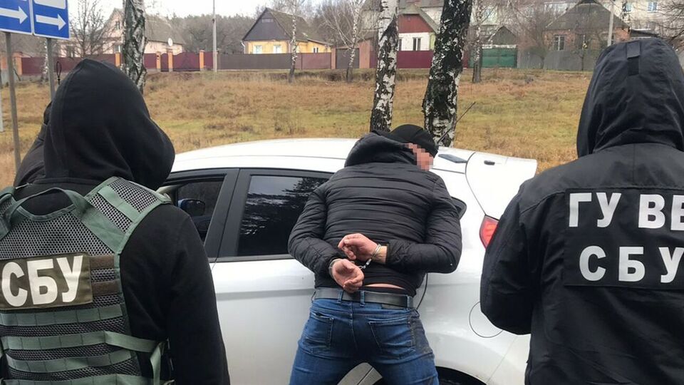 За даними СБУ, підозрюваних затримали під час одержання грошей від потерпілого