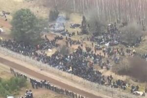 К границе Польши с белорусской стороны подошла толпа мигрантов, сопровождаемая людьми в военной форме