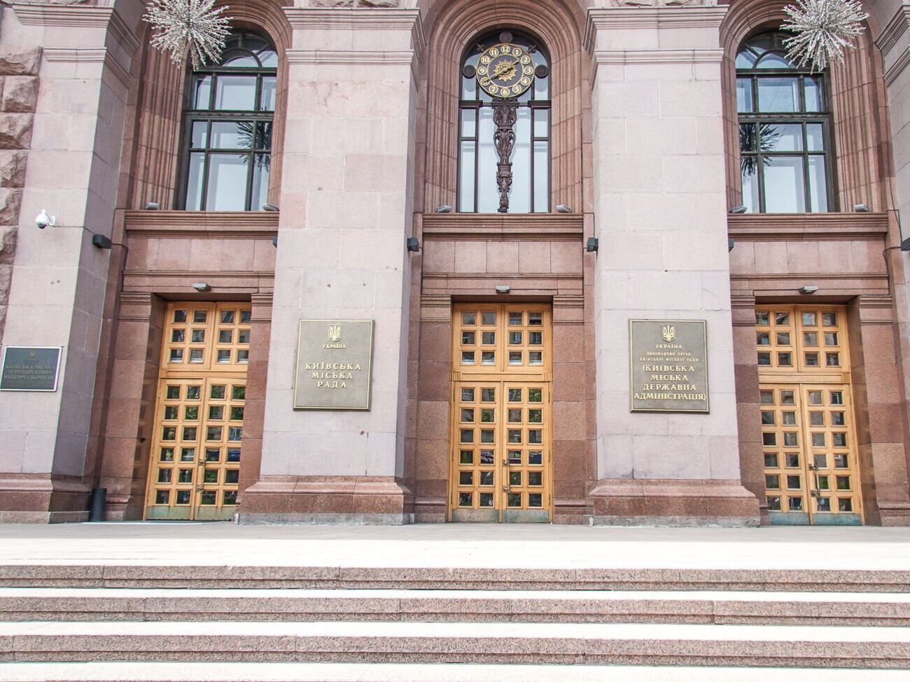 Середній показник вакцинації проти COVID-19 серед усіх структурних підрозділів КМДА становить майже 92%, зазначив Загуменний