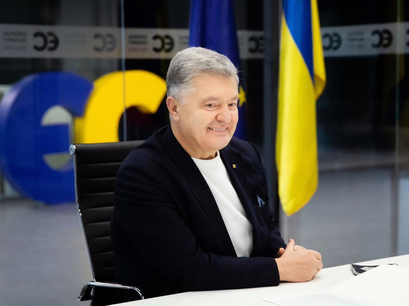 Порошенко продав канали журналістам