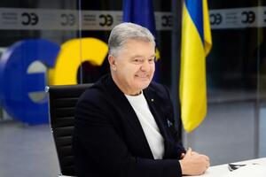 Порошенко продав канали журналістам