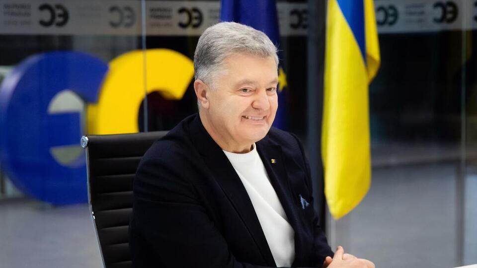 Порошенко продал каналы журналистам