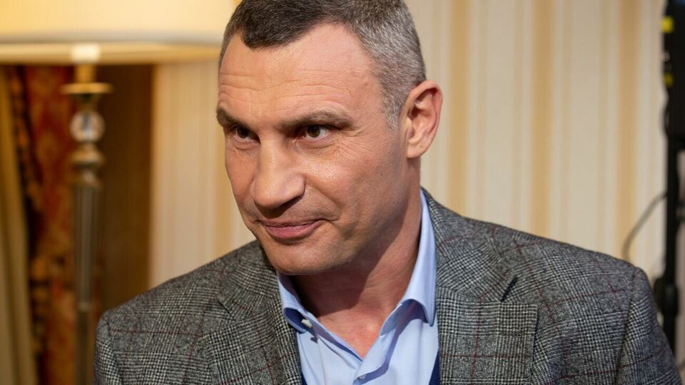 Кличко: Янукович за несколько метров остановился, посмотрел и понял: "Черт его знает, что на уме у этого боксера"