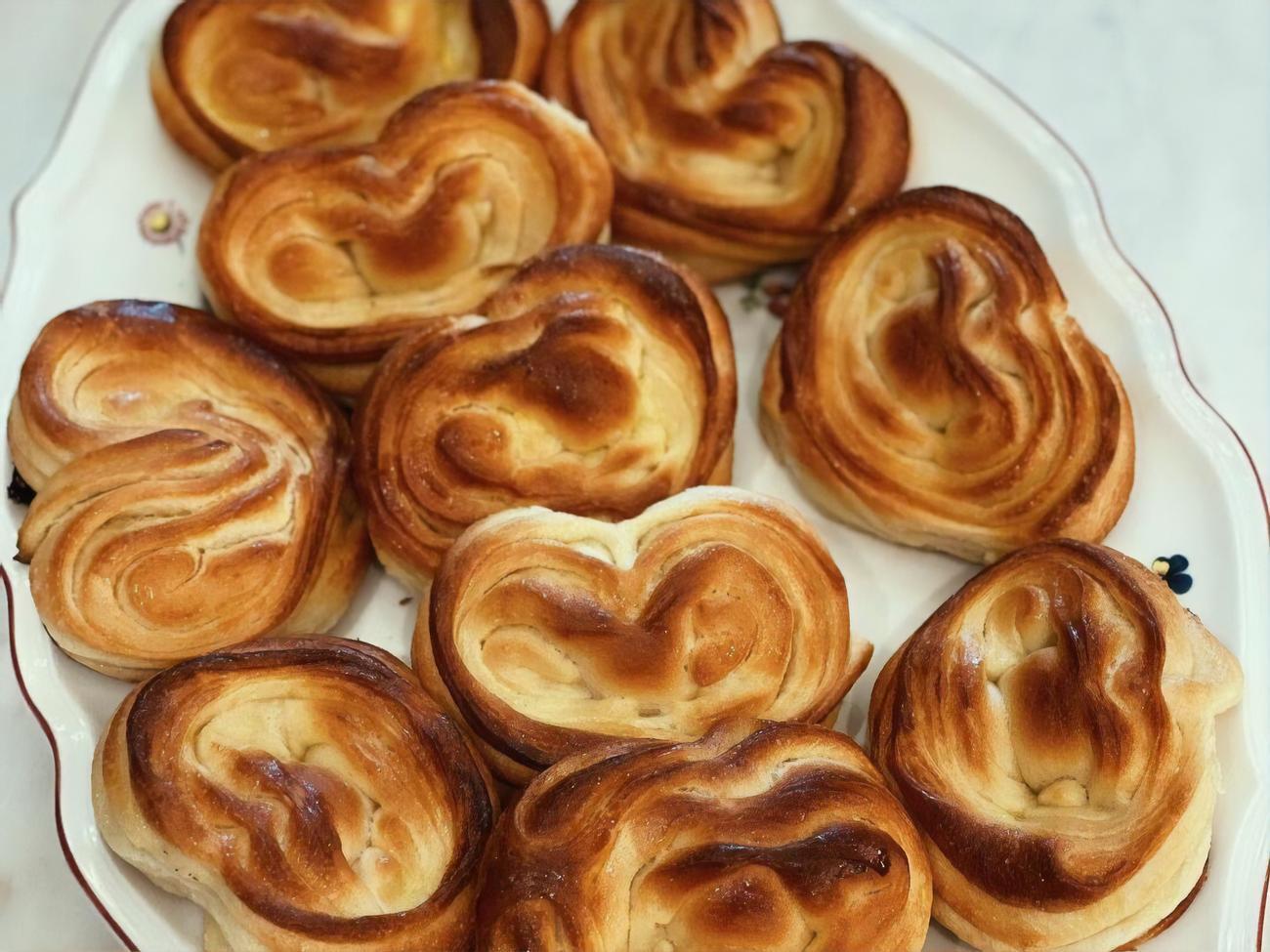 Плюшки следует выпекать при температуре 180&ndash;200 градусов