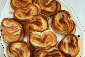 Плюшки следует выпекать при температуре 180–200 градусов