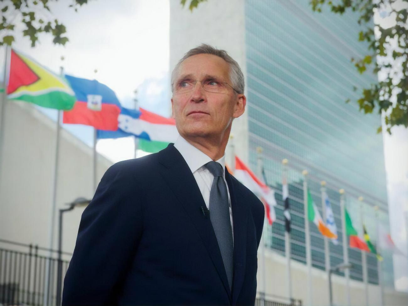 Генсек НАТО заявив про підтримку союзників у ситуації з мігрантами