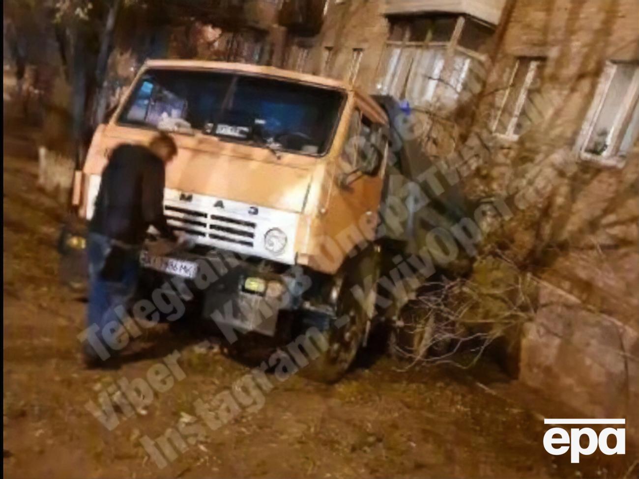 Грузовик съехал с горки и врезался в легковую машину и в стену дома