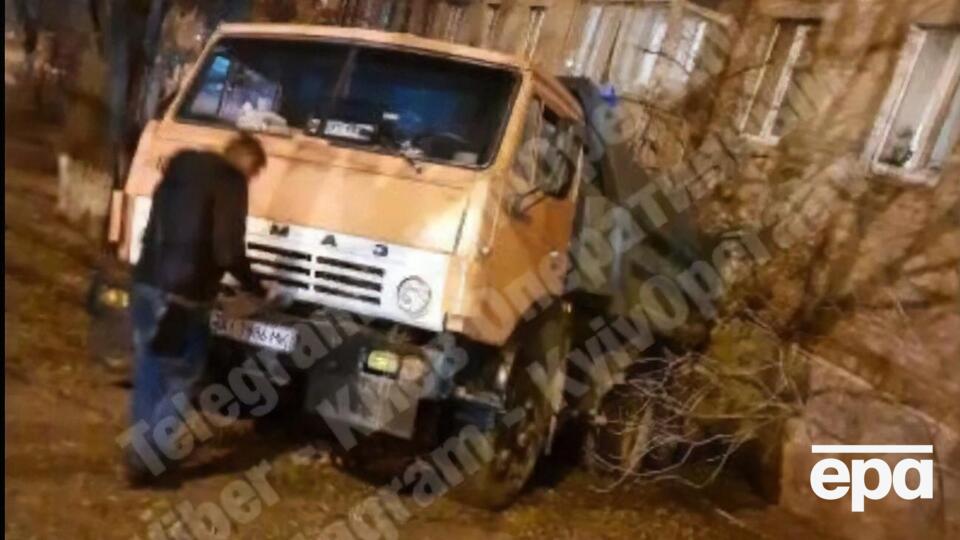 Грузовик съехал с горки и врезался в легковую машину и в стену дома