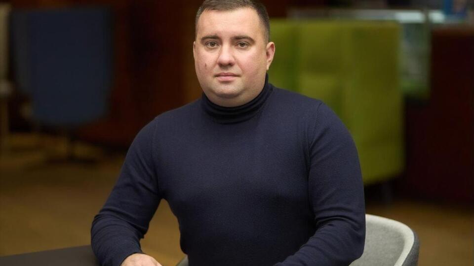 Кострийчук родился в поселке городского типа Теплик Винницкой области, ему 36 лет