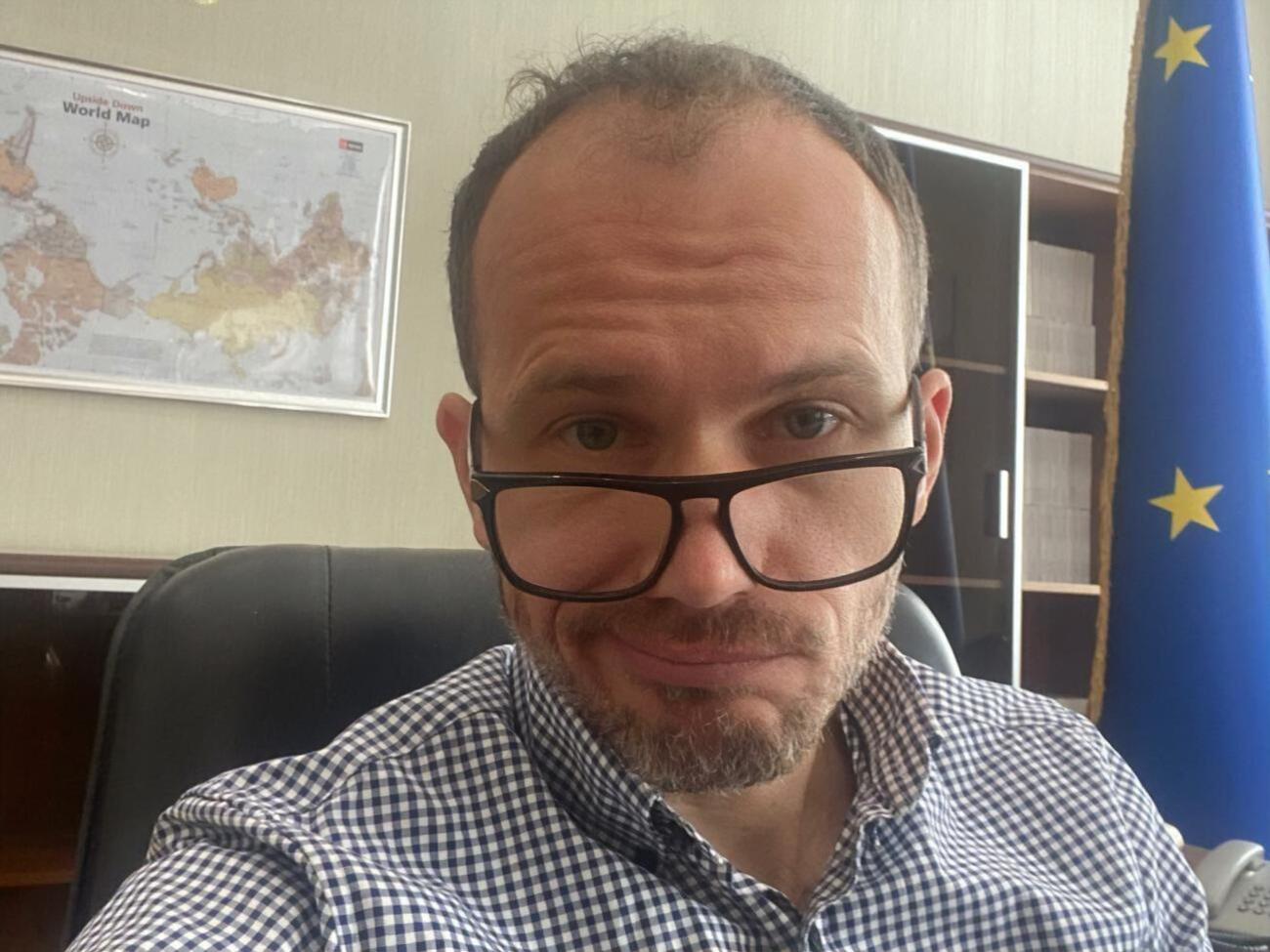 Малюська, показуючи ремонт у камері СІЗО, згадав про олігархів