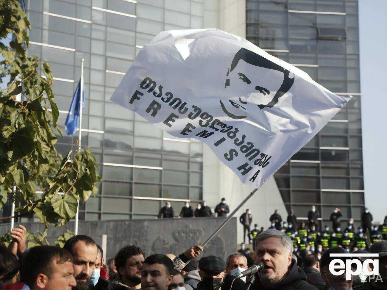 Саакашвили вчера перевели в тюремную больницу, он продолжает голодовку уже 40 дней (снимок сделан 9 ноября в Тбилиси во время акции в поддержку политика)