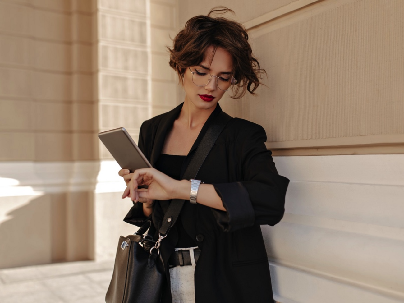 В этом сезоне точно стоит обзавестись сумочкой с геометричным принтом