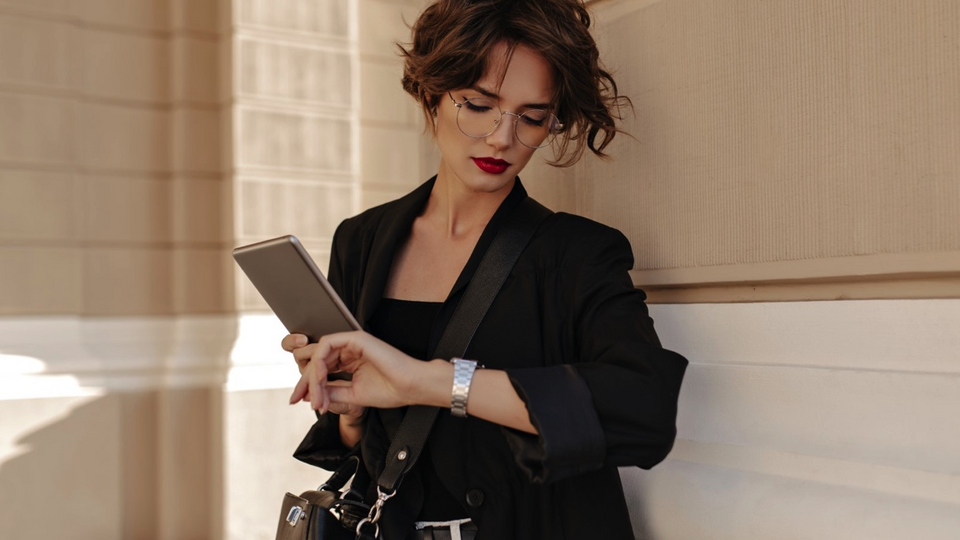 В этом сезоне точно стоит обзавестись сумочкой с геометричным принтом