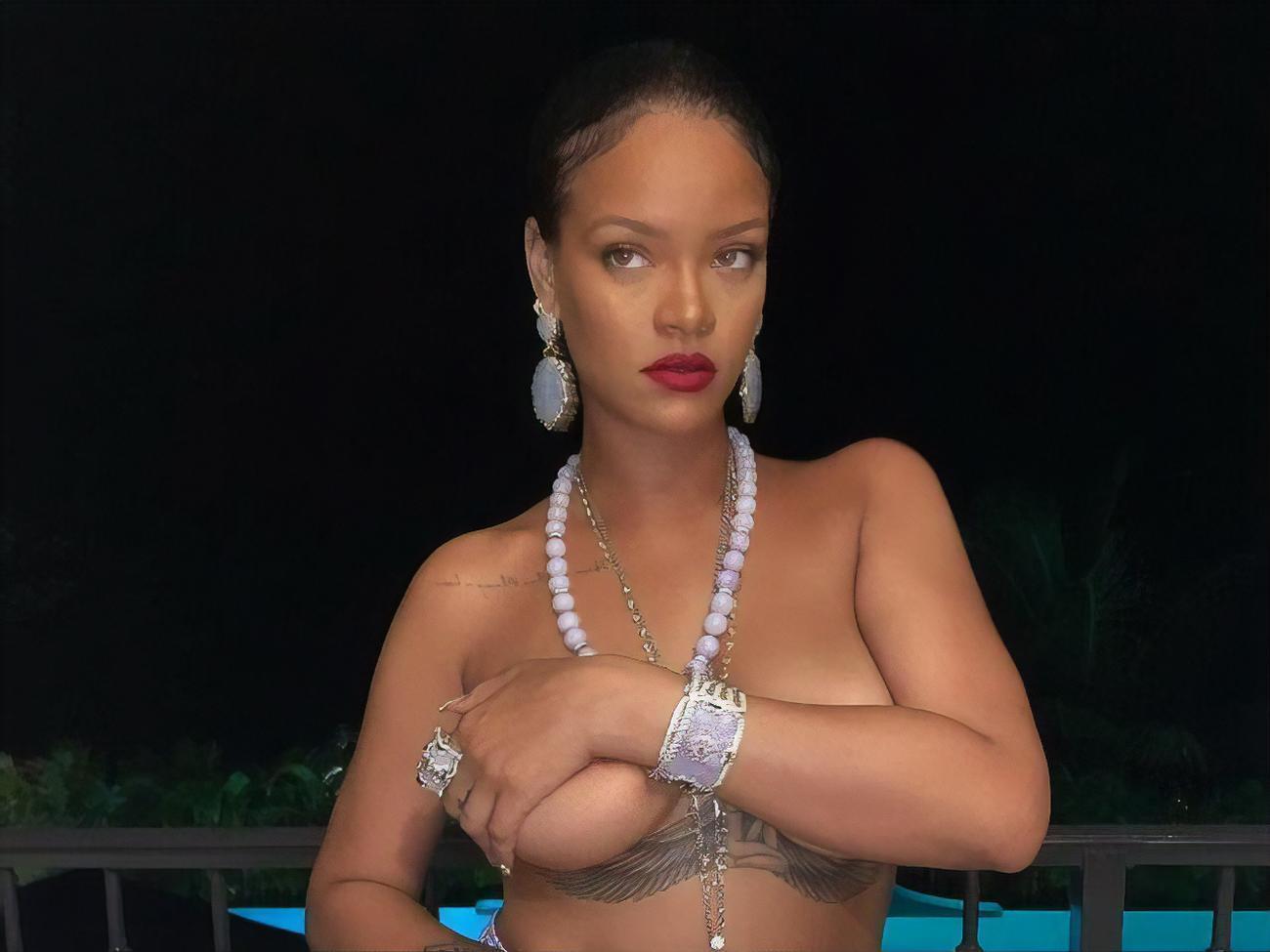В комментариях подписчики интересовались, почему Рианна не надела под платье бюстгальтер
