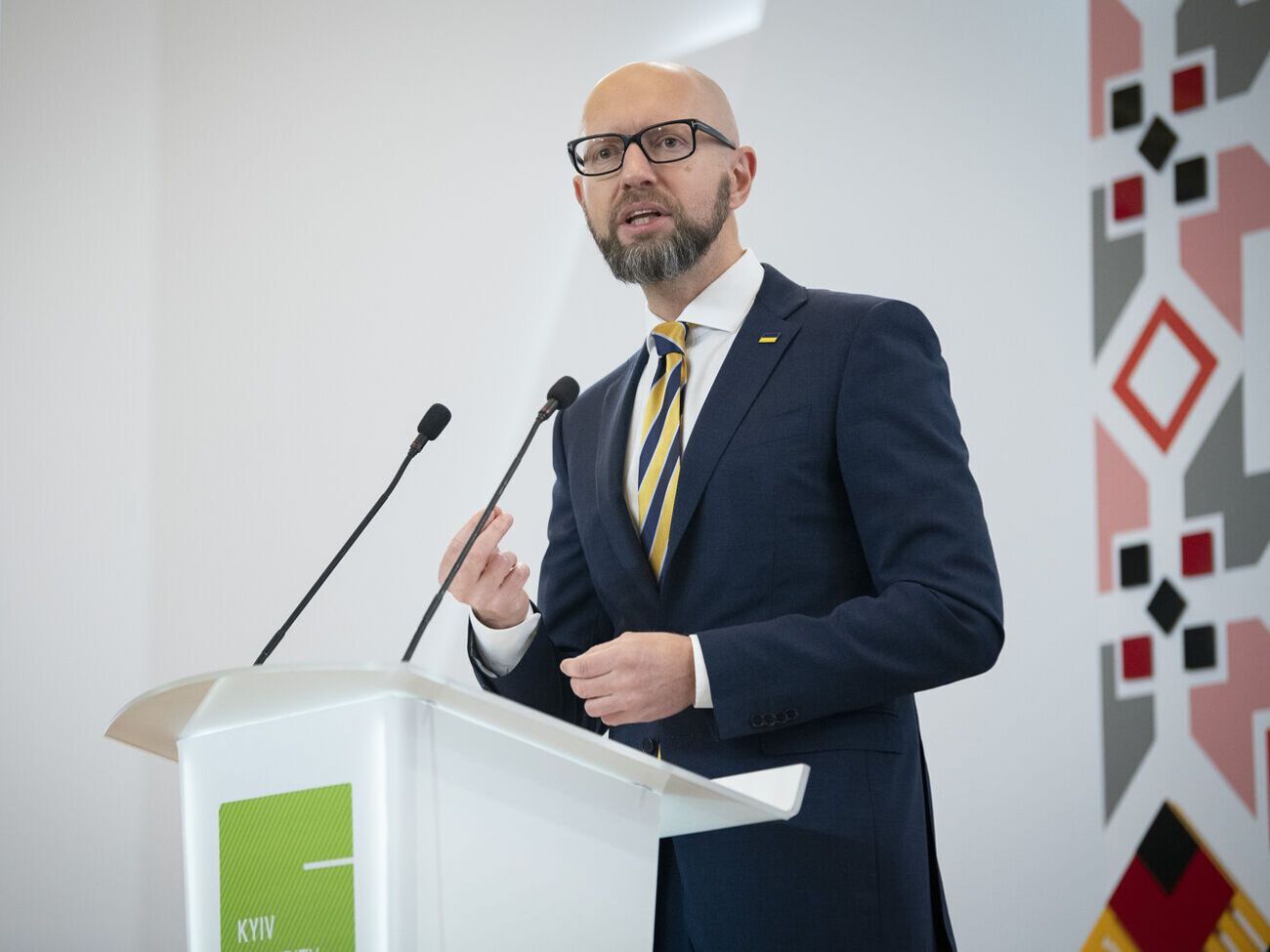 Яценюк:&nbsp;Наши союзники должны осознать: защищая Украину, каждый из них защищает свою страну, а все мы вместе защищаем свободу и демократию в мире