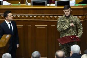 Зеленский вручил награду Да Винчи в Верховной Раде